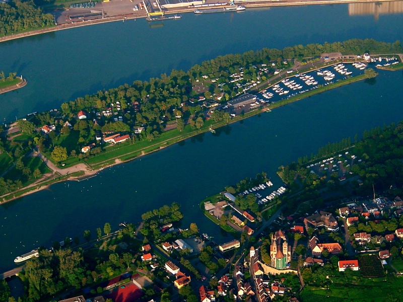 Sicht auf Rhein und Rheinseitenkanal